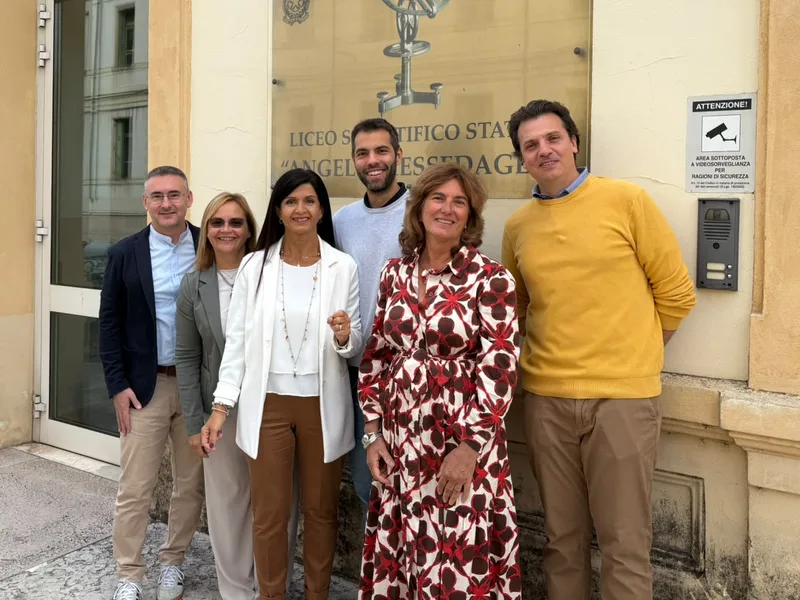 I docenti della commissione orientamento davanti all'ingresso del liceo