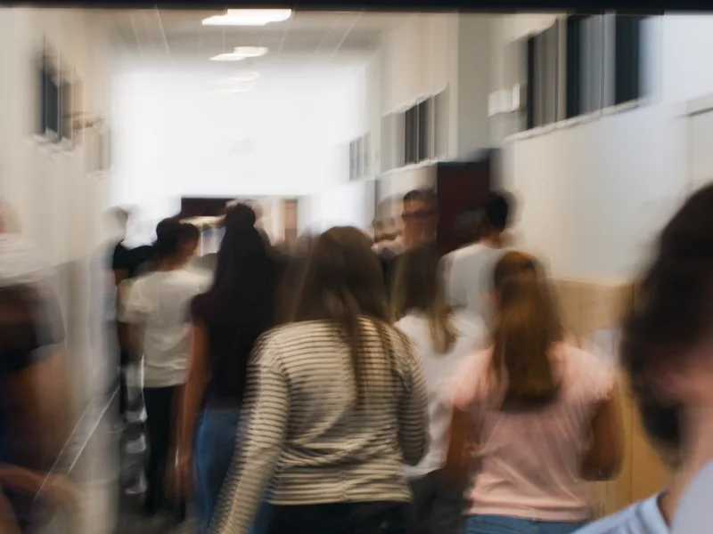 Studenti nel corridoio al cambio dell'ora